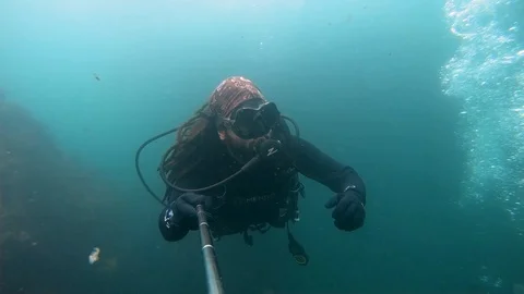 Scuba Diver is Making Hand Gestures Video stock 129110987