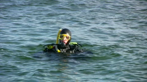 Scuba diver preparing a dive Видео 273559