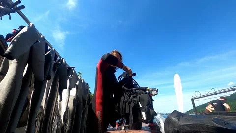 Scuba Diver Removing Wetsuit After Freshwater Lake Dive Vidéo 330970571