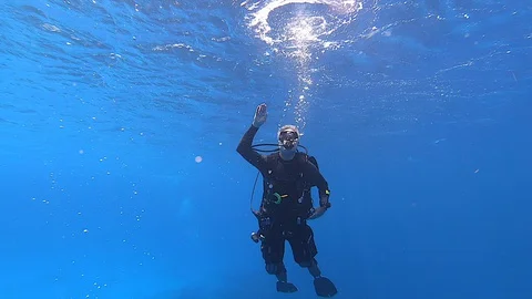 Scuba Diver Surfacing 스톡 동영상 128335377