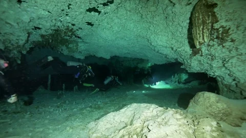 Scuba diver swimming below a low limestone ceiling Vidéo 341361463