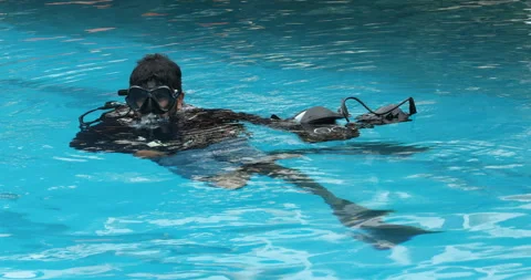 Scuba Diver with Underwater Camera Vídeo Stock 320387316