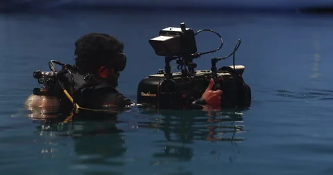 Scuba Diver with Underwater Camera Видео 320451960
