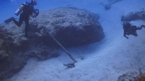 Scuba divers and anchor Видео 3880370