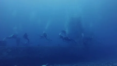 Scuba Divers Exploring Boat Wreck . Big group. 4k. 動画素材 129113814