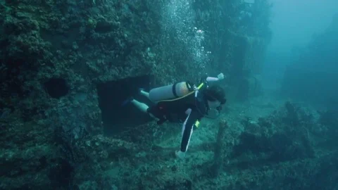 Scuba divers exploring the the USS Spiegel Grove wreck Stock Footage 80432488