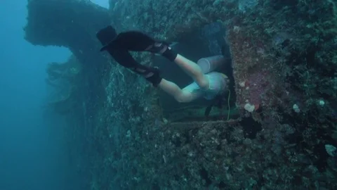 Scuba divers exploring the the USS Spiegel Grove wreck Stock Footage 80432751