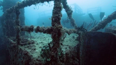 Scuba divers exploring the USS Spiegel Grove wreck Vídeos de archivo 80438343