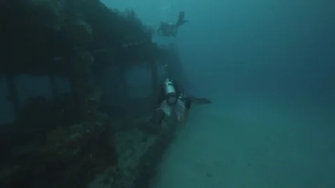 Scuba divers exploring the USS Spiegel Grove wreck 스톡 동영상 80438413
