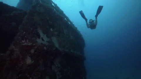Scuba divers exploring the USS Spiegel Grove wreck 스톡 동영상 80438516