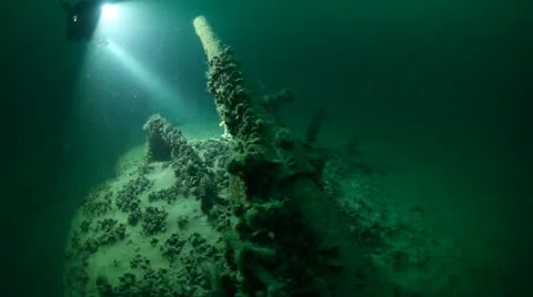 Scuba Divers Exploring Wreck 動画素材 12536851
