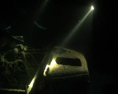 Scuba divers inside shipwreck - SS Thistlegorm Video stock 581282