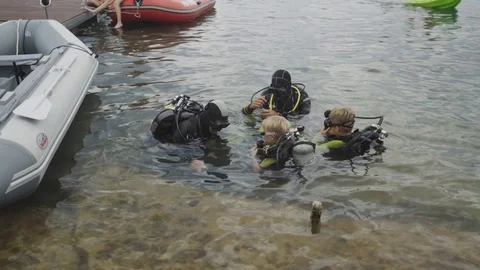 Scuba divers instruct children before diving Stock Footage 94346580