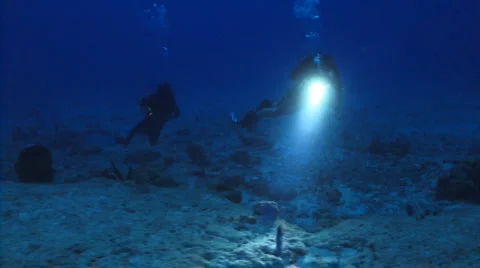 Scuba divers at night with lights Video stock 1521662