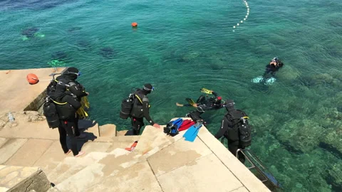 Scuba divers practise before a dive Stock Footage 201689158
