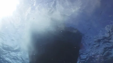 Scuba divers splash into sea Видео 1102741