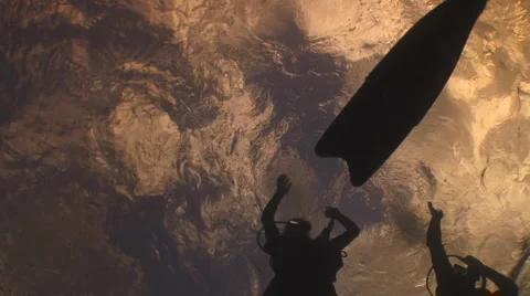 Scuba divers at Sunset Видео 1068250