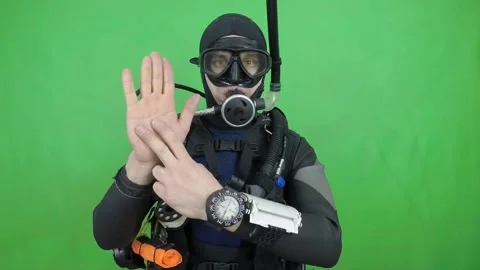 Scuba diving instructor ask about your air pressure 動画素材 130821442