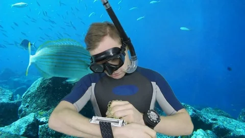 SCUBA DIVING INSTRUCTOR SHOWS  PLATE- UP 動画素材 127387479