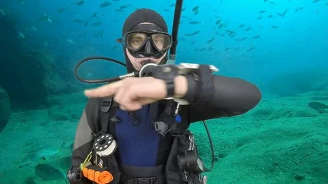 Scuba diving instructor shows signal – swimming Stock Footage 123382468