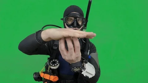 Scuba diving instructor shows signal - safety stop on 5 methers 動画素材 125160876