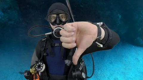 Scuba diving instructor shows signal - Descent Vidéo 126424444
