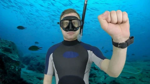 Scuba diving instructor shows signal –last 50 bar Stock Footage 127996296