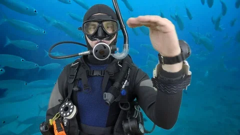 Scuba diving instructor shows signal –hover Vidéo 128928806