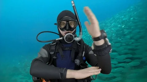 Scuba diving instructor shows signal – Pivot 動画素材 129777400