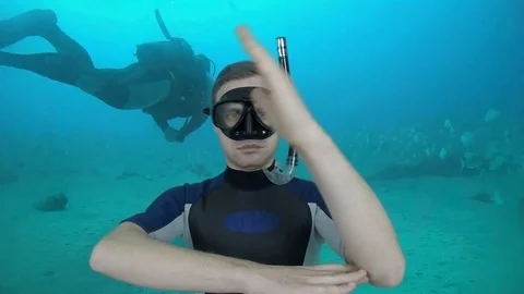 Scuba diving instructor shows signal – Pivot Stock Footage 129777528