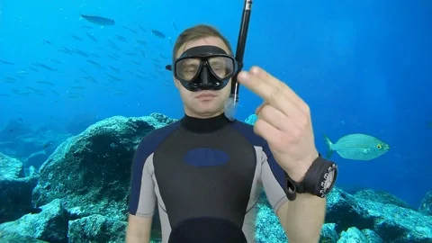 Scuba diving instructor shows signasl-Dizziness 動画素材 126601910
