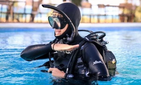 Scuba diving instructor teaching open water course (out of air-sign) Stock Photos