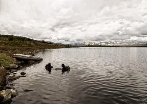 Scuba diving in a mountain lake, practicing techniques for emergency rescuers Stock-Fotos