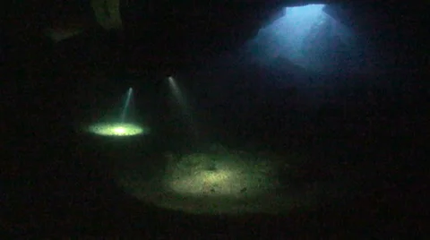 Scubadiver exploring underwater  cave Video stock 42888634
