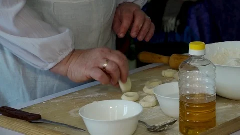 Sculpt of dumplings at home 動画素材 99524179