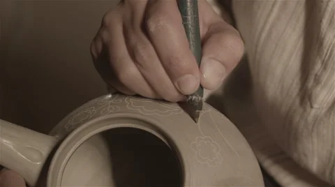 Sculptor Master Sculpt Pattern on Ceramic teapot Видео 68017948