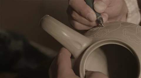 Sculptor Master Sculpt Pattern on Ceramic teapot Видео 68019488