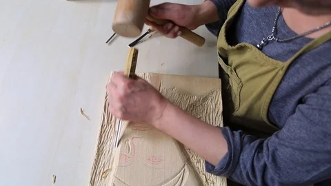 Sculptor used chisel for carving.  Vidéo 90850977