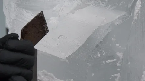 Sculptor uses a chisel to carve an ice block1 4K Stockbeeldmateriaal 101446994