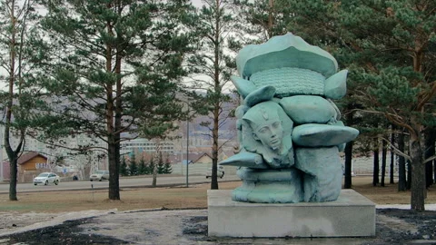 Sculptural composition in the city Park Stock-Footage 104755628