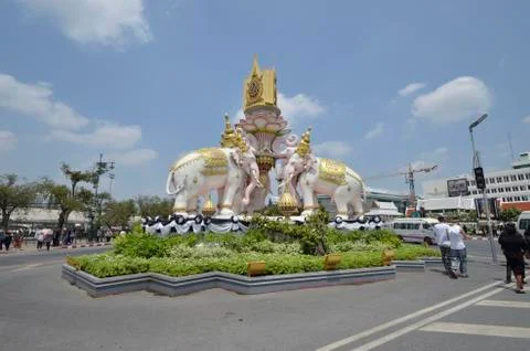 Sculptural composition of white elephants Foto stock