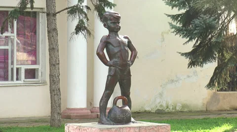 Sculpture boy with weight 動画素材 33194443