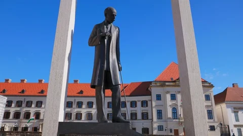 Sculpture of Count Bethlen Istvan on Buda castle hill. Stock Footage 129079095