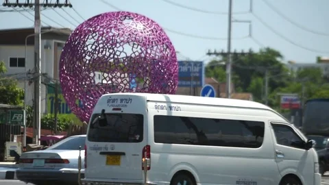 Sculpture in Traffic Circle Vídeo Stock 85345512