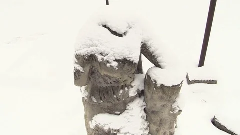 Sculpture without head cemetery under snow Video stock 72991352