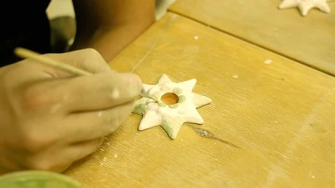 Sculpture workshop. Making clay souvenirs. Glaze Vidéo 122068652