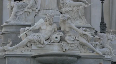 Sculptures at Pallas Athene Fountain, Austrian Parliament Building, Vienna Vídeos de archivo 59571896