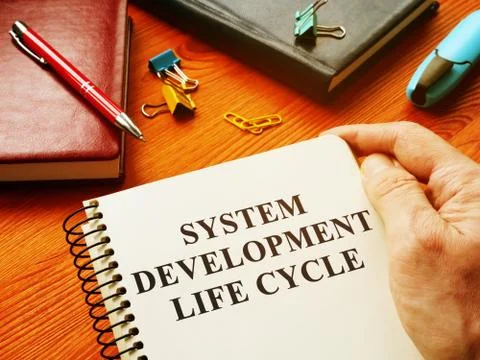 SDLC - System Development Life Cycle reporton the desk. Foto stock