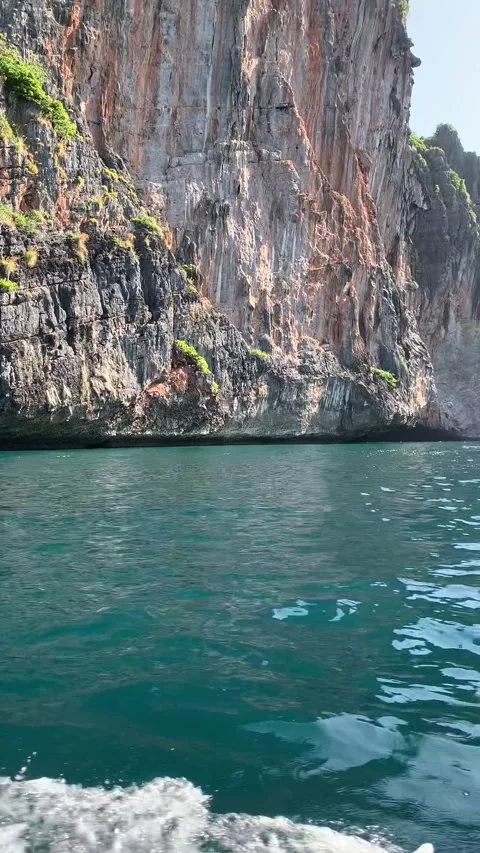 Sea cliff in Kho Phi Phi Vidéo 344768841