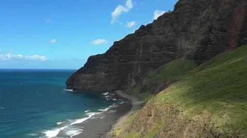 Sea cliffs and a pocket beach on the Na Pali Coast, Kauai Vídeos de archivo 96046284